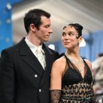 Dua Lipa Tunangan! Inilah Cincin Mewah dari Callum Turner